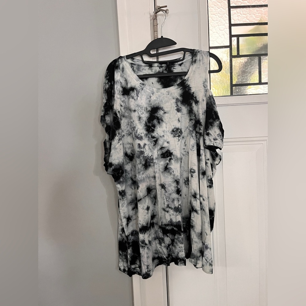 NWT Black and White Tie-Dye Top with one off shoulder detail SZ 26/28